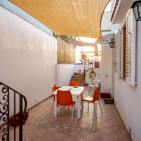 Casa Vacanza La Scogliera Apartment *